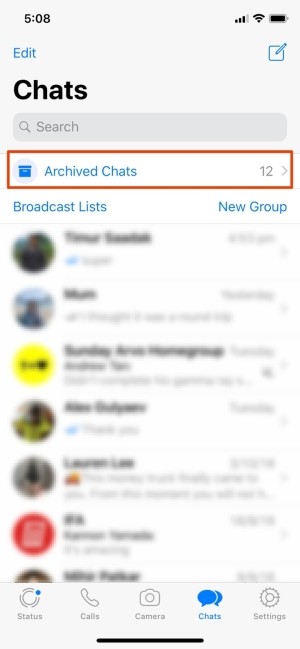 Kéo lên và chọn Archived Chats