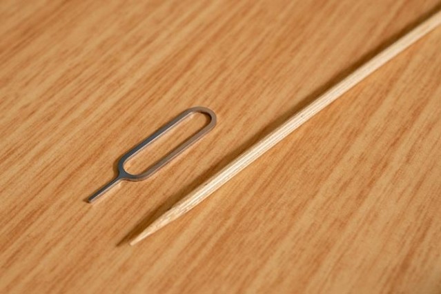 Dụng cụ để vệ sinh cổng sạc iPhone rất đơn giản