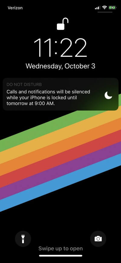 Đổi hình nền màu đen sọc cầu vồng cho iPhone