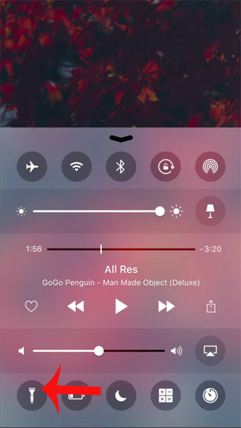 Nhấn vào đèn pin Nhấn vào đèn pin