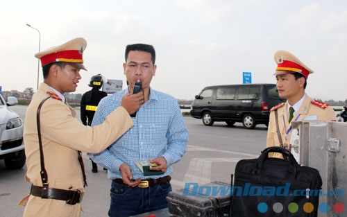 Mức xử phạt cho người điều khiển xe trên đường mà trong máu hoặc hơi thở có nồng độ cồn