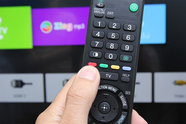 Nhấn nút màu đỏ trên remote