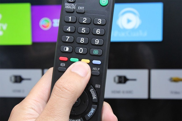 Nhấn nút màu vàng trên remote