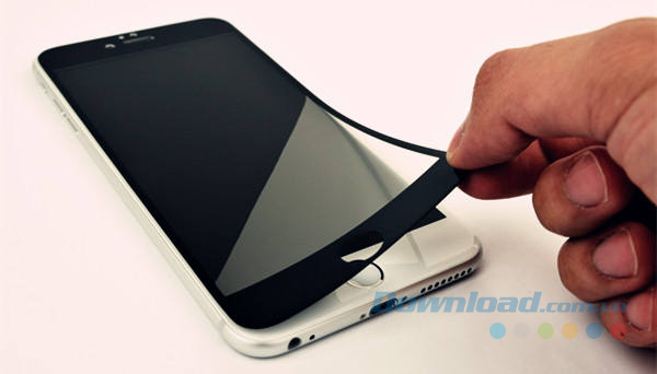 Gỡ bỏ miếng dán bảo vệ màn hình