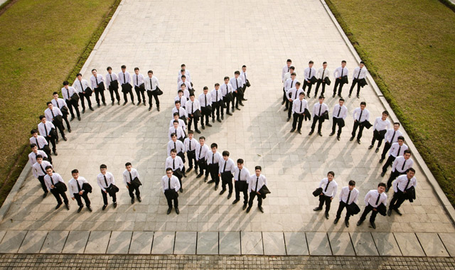 Chụp ảnh kỷ yếu theo tên khoa