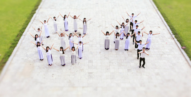 Chụp ảnh kỷ yếu theo tên lớp