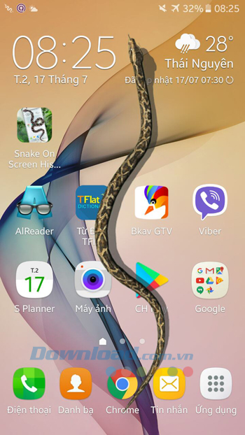 Rắn bò ra ngoài màn hình điện thoại