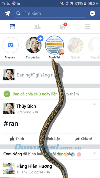 Rắn bò ra ngoài màn hình