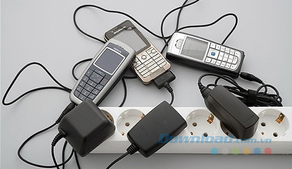Chỉ dùng bộ sạc điện thoại chính hãng
