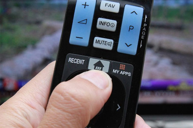 Nhấn nút Home trên remote