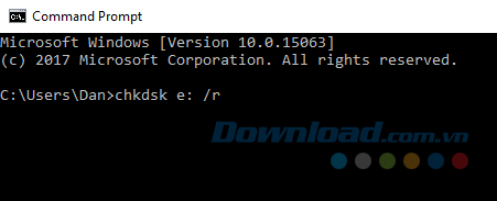 Nhập chkdsk e:/r và nhấn Enter