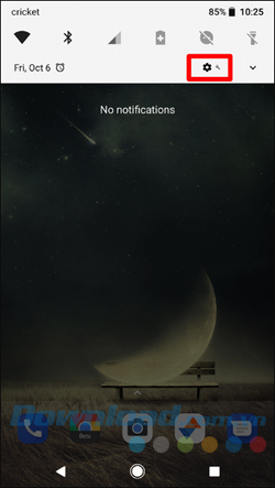 Mở bảng thông báo và chạm vào biểu tượng bánh xe