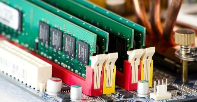 RAM là bộ nhớ ngắn hạn, chứa các chương trình hiện đang chạy trên máy tính của bạn