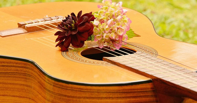 Phân tích bài thơ Đàn ghi ta của Lor-ca