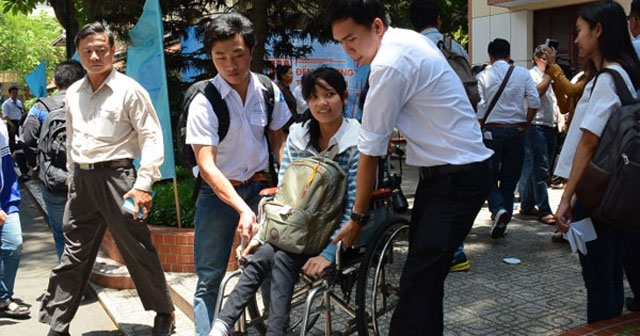 Kể về việc làm của em với các bạn để giúp người khuyết tật