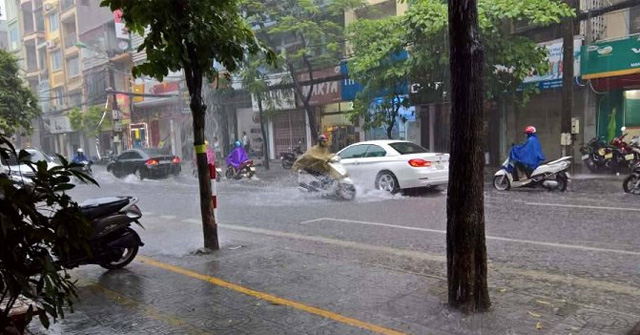 Quang cảnh đường phố khi trời mưa