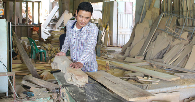 Tả một người thợ mộc đang làm việc