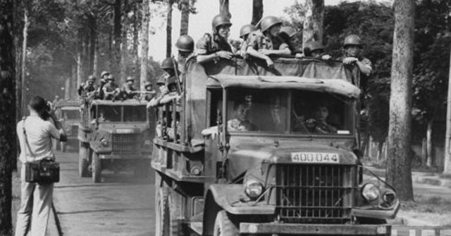 Phân tích 2 khổ đầu bài tiểu đội xe không kính