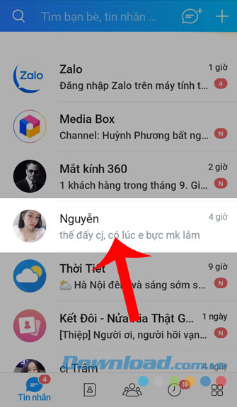 <p><strong>Bước 2:</strong> Tại phần Tin nhắn của ứng dụng, các bạn nhấn và giữ <strong>cuộc trò chuyện</strong>