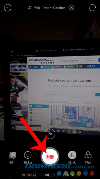 Nhấn và giữ nút có chứa hình máy quay