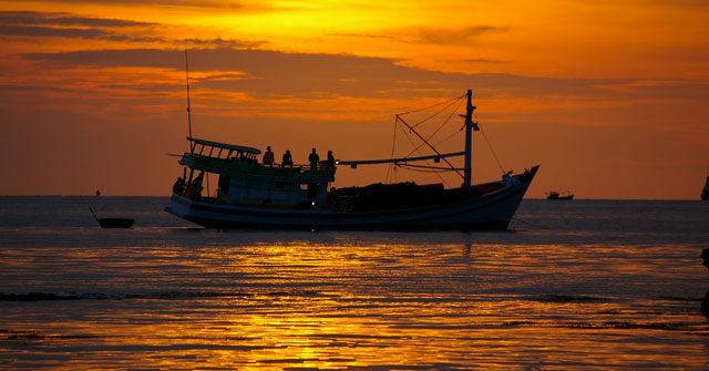 Phân tích sự nghịch lý trong truyện Chiếc thuyền ngoài xa