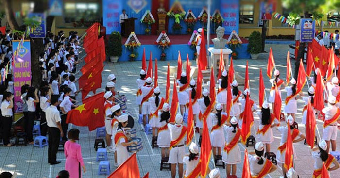 Tập làm văn lớp 5: Tả quang cảnh buổi lễ chào cờ 3 Dàn ý & 24 mẫu bài văn tả cảnh lớp 5