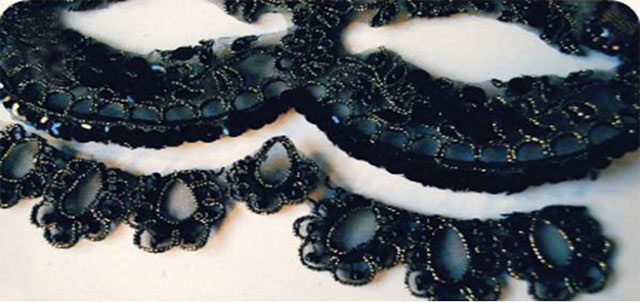 Dùng kéo cắt viền ren