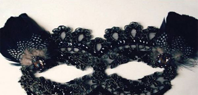 Dán hai chiếc lông tương ứng hai đuôi mắt