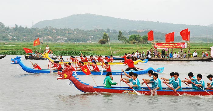 Hãy giới thiệu một trò chơi hoặc một lễ hội ở quê em (Dàn ý + 14 mẫu) Kể về lễ hội ở quê em lớp 4