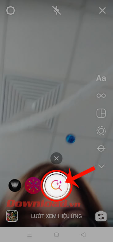 Ấn vào biểu tượng tìm kiếm