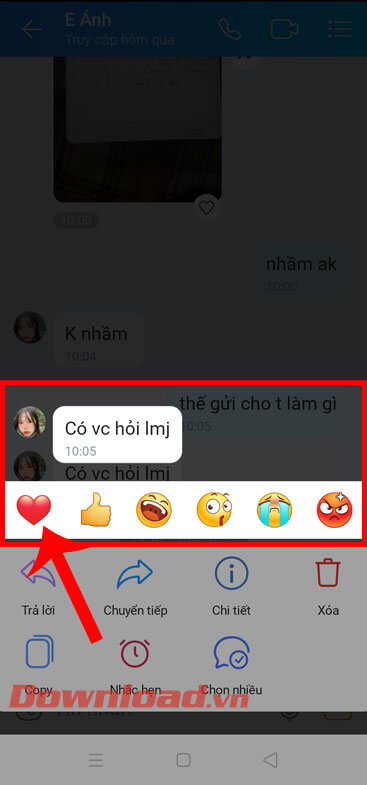 <p><strong>Bước 2:</strong> Tại màn hình trò chuyện,<strong> chạm và giữ vào tin nhắn</strong> mà bạn