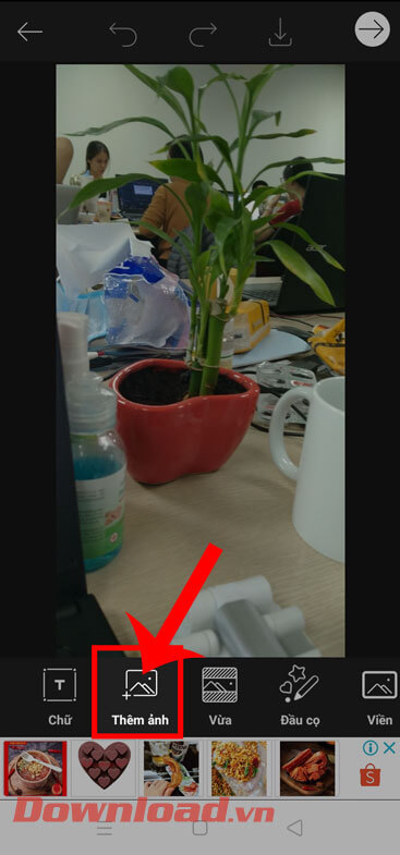 <p><strong>Bước 4:</strong> Tại giao diện chỉnh sửa ảnh của ứng dụng, ấn vào mục <strong>Thêm ảnh</strong>.</p>