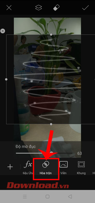 <p><strong>Bước 9:</strong> Sau khi đã làm mờ hình ảnh vòng xoắn ốc, thì hãy chạm vào mục<strong> Hoà