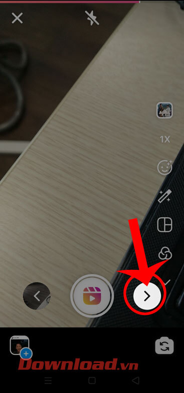 Nhấn vào biểu tượng ">"