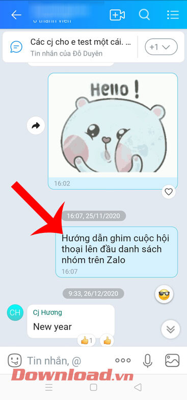 <p><strong>Bước 2:</strong> Trong cuộc hội thoại, hãy <strong>chạm và giữ một tin nhắn</strong> mà bạn