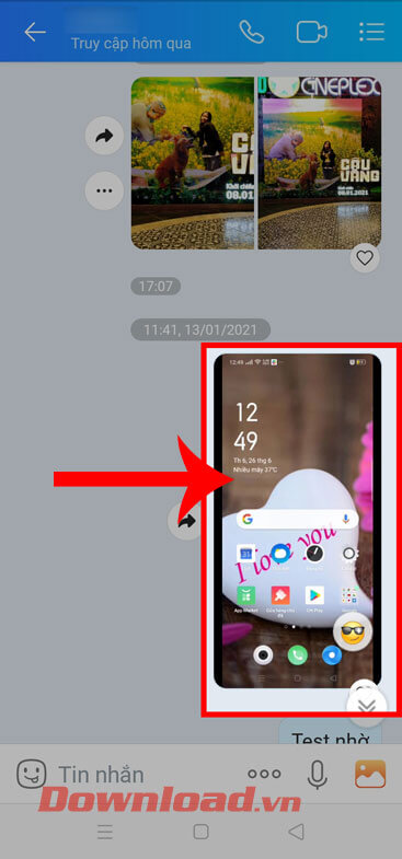 <p><strong>Bước 1:</strong> Cũng trong một cuộc trò chuyện Zalo bất kỳ, hãy<strong> ấn và giữ vào tin