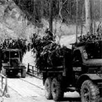 Văn mẫu lớp 9: Phân tích khổ 6 Bài thơ về tiểu đội xe không kính