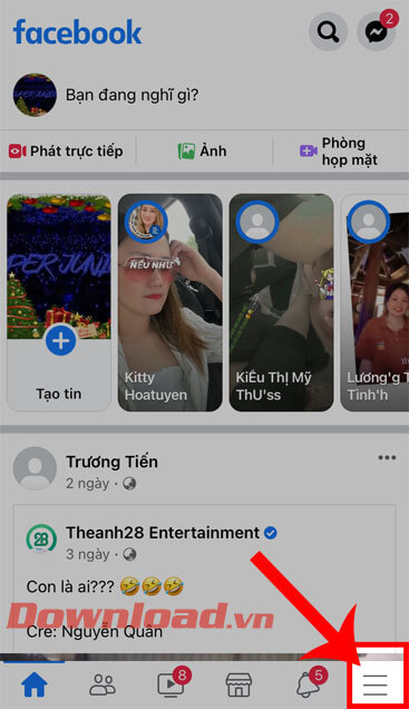 <p><strong>Bước 1:</strong> Cũng giống với trên Android, trước tiên chúng ta<strong> mở ứng dụng Facebook