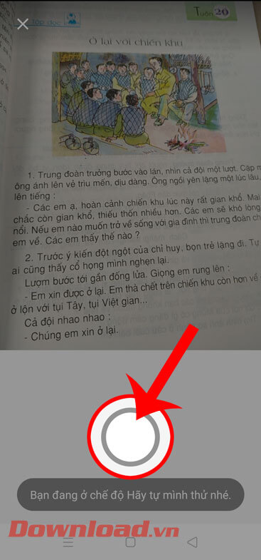 <p><strong>Bước 2:</strong> Trên màn hình khi này sẽ chuyển sang giao diện chụp ảnh, hãy <strong>đưa