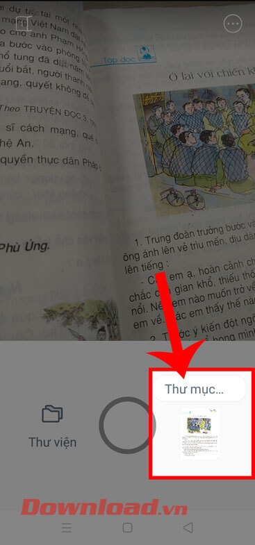 <p><strong>Bước 5:</strong> Quay trở lại giao diện camera của ứng dụng, chạm vào mục <strong>Thư mục</strong>