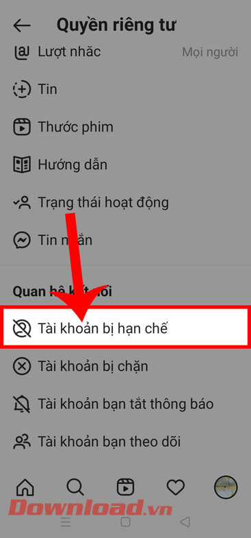 <p><strong>Bước 5:</strong> Kéo màn hình xuống phía dưới, rồi nhấn vào mục <strong>Tài khoản bị hạn
