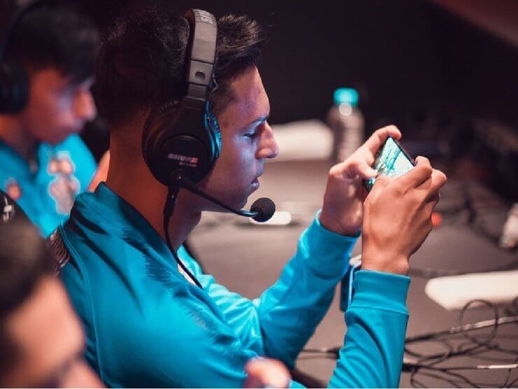 Đeo tai nghe khi chơi Free Fire