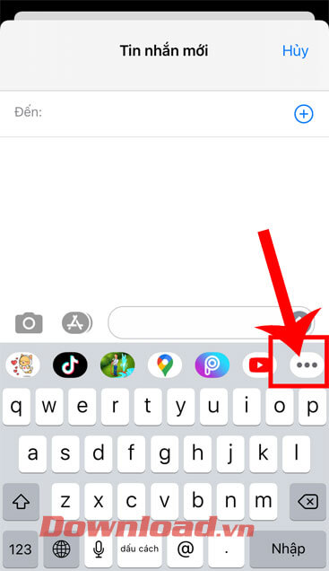 <p><strong>Bước 1: </strong>Tại cuộc trò chuyện, kéo thanh sticker trên bàn phím, rồi chạm vào <strong>biểu