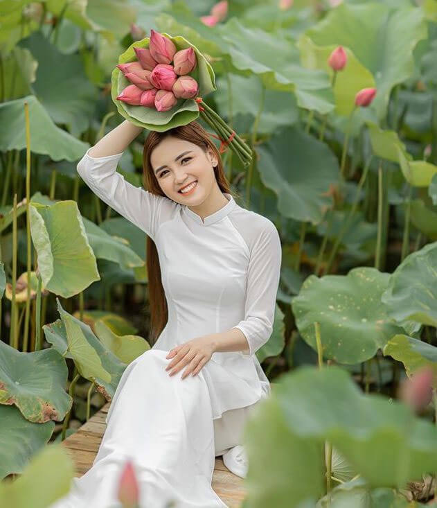 Hình ảnh cô gái cầm sen