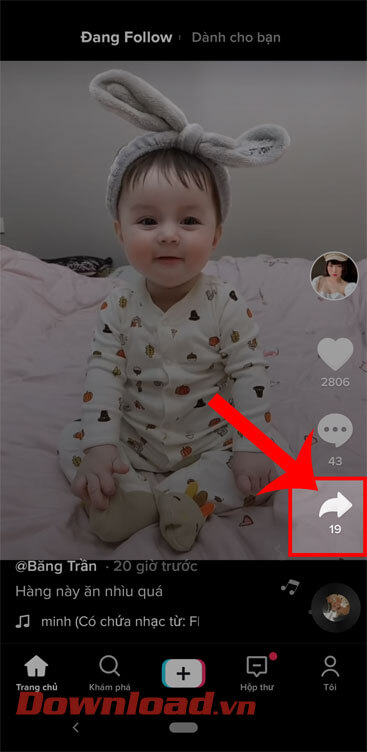 <p><strong>Bước 2: </strong>Trong video tải về, ấn vào <strong>biểu tượng chia sẻ</strong> ở phía bên