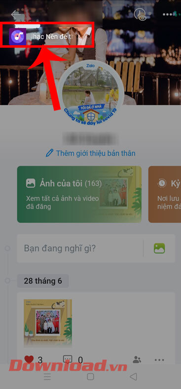 <p><strong>Bước 3:</strong> Trong <em>trang cá nhân Zalo</em> của mình, chạm vào mục <strong>Nhạc nền</strong>