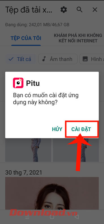 <p><strong>Bước 4: </strong>Chờ đợi trong một lát để file tải của ứng dụng được download về điện thoại,