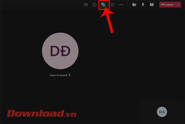 <p><strong>Bước 2:</strong> Trong phòng học trực tuyến khi này, click chuột vào<strong> biểu tượng giơ
