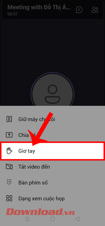 <p><strong>Bước 3: </strong>Tiếp theo, hãy ấn vào mục<strong> Giơ tay.</strong></p>