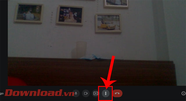 <p><strong>Bước 2:</strong> Trong giao diện cuộc họp khi này, click chuột vào b<strong>iểu tượng ba